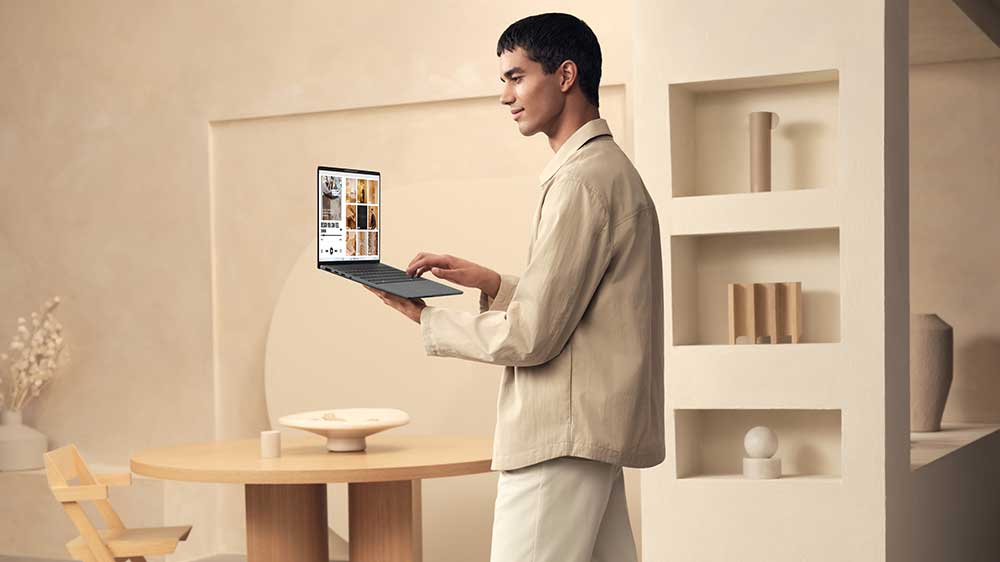 Muž stojící v místnosti s ASUS Zenbook A14_02