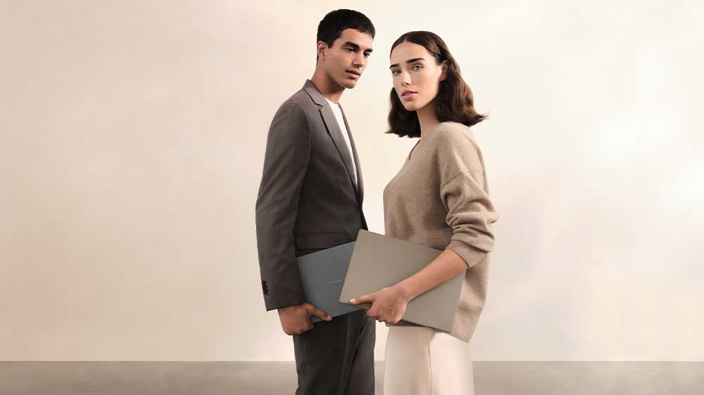 Žena a muž držící ASUS Zenbook A14_06