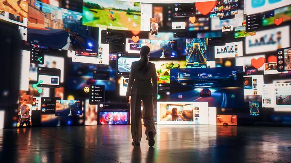 Ilustrační foto. Žena sleduje možnosti využití nového počítače_04