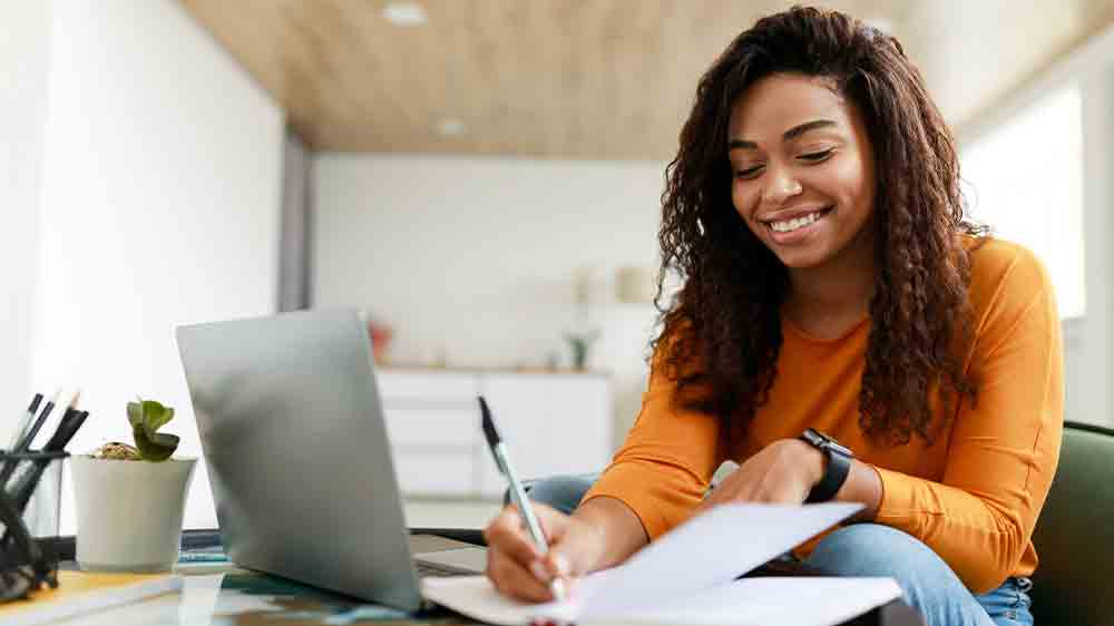 Žena studuje na notebooku_02