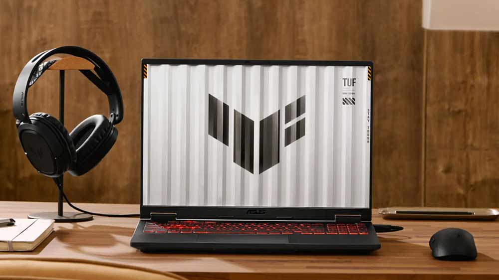 Notebooky ASUS TUF Gaming A16 na stole_02