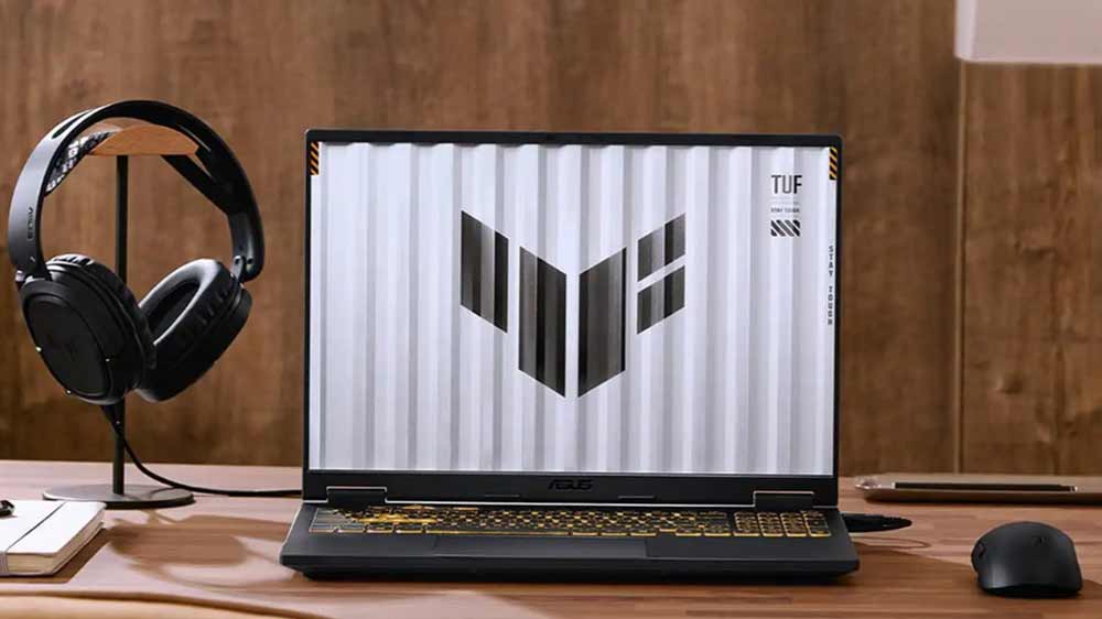 Notebooky ASUS TUF Gaming F16 na stole_2