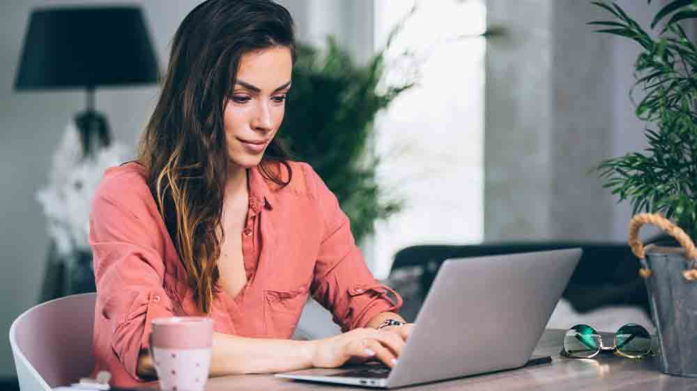 Žena pracuje na notebooku_02