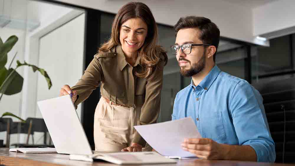 Kolegové u notebooku_05