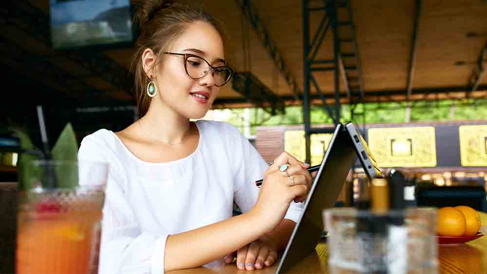 Žena pracuje na konvertibilním notebooku_02