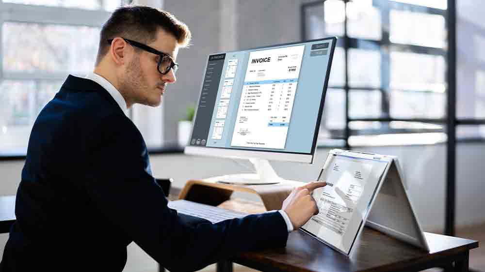 Muž pracuje na konvertibilním notebooku_05