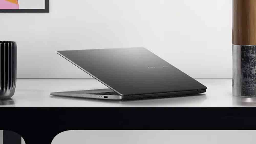 Notebook ASUS Vivobook S16 na stole_03