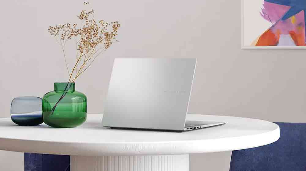 Notebooky ASUS Vivobook S14 na stole_03