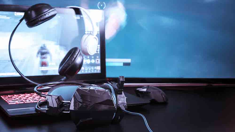 Herní notebook, sluchátka i myš na stole_02