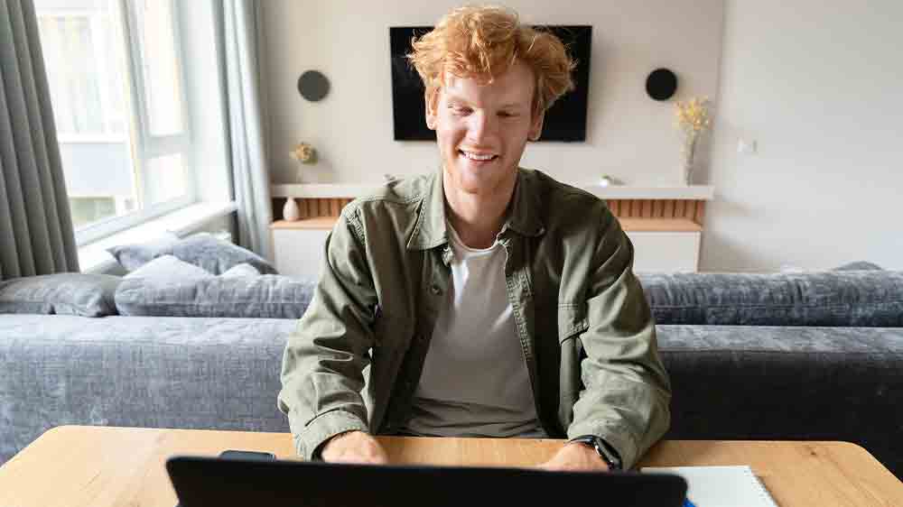 Muž sedící u notebooku_06