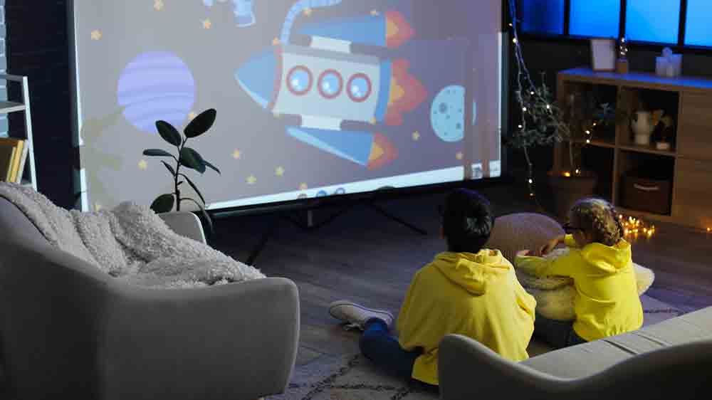 Deti sleduj&uacute; rozpr&aacute;vku premietan&uacute; projektorom na pl&aacute;tno_02
