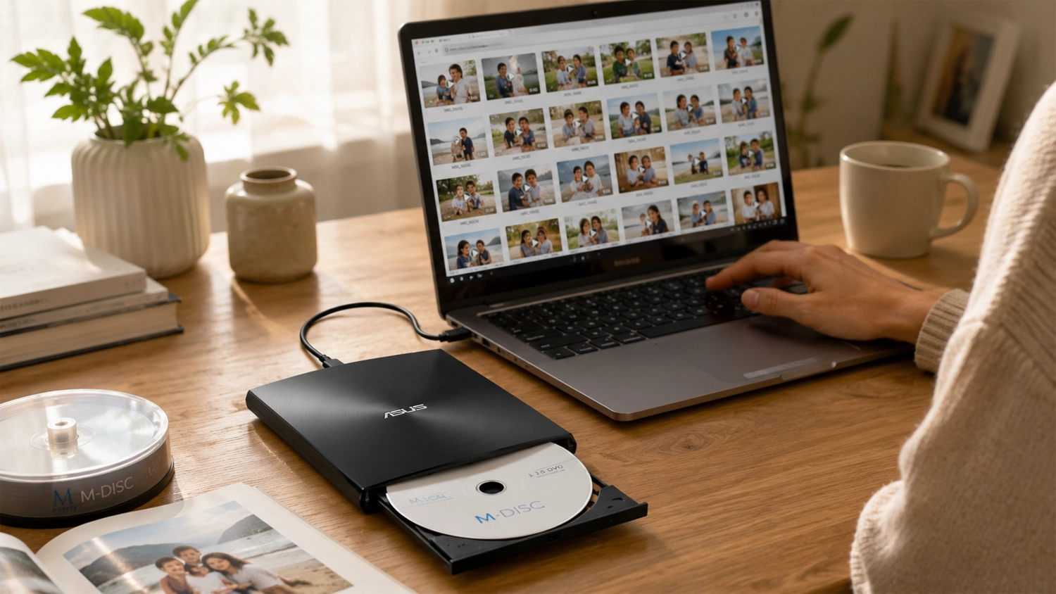 Vypalovačka ASUS ZenDrive U7M zapojená do notebooku