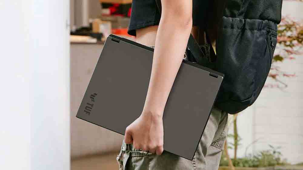 Študent nesie v ruke notebook ASUS TUF Gaming A14 FA401WVRG046X_02
