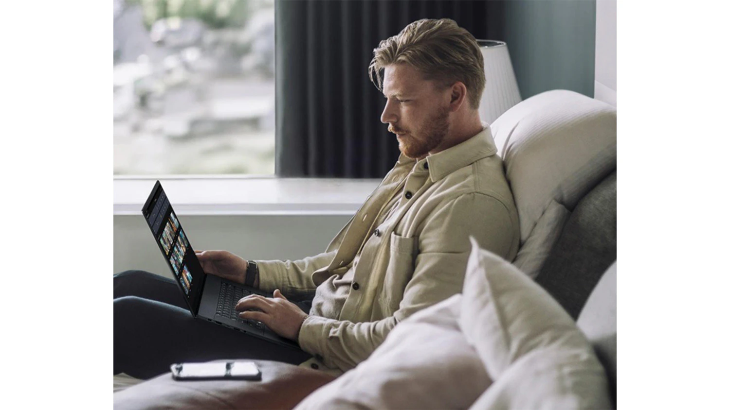 Muž pracujúci na notebooku ASUS ProArt P16