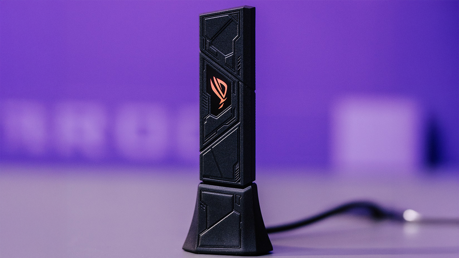 Adapt&eacute;r ASUS ROG USB-BE92 na fialovom pozad&iacute;