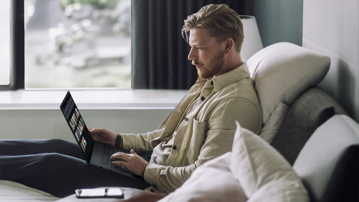 Muž pracující na notebooku ASUS ProArt P16