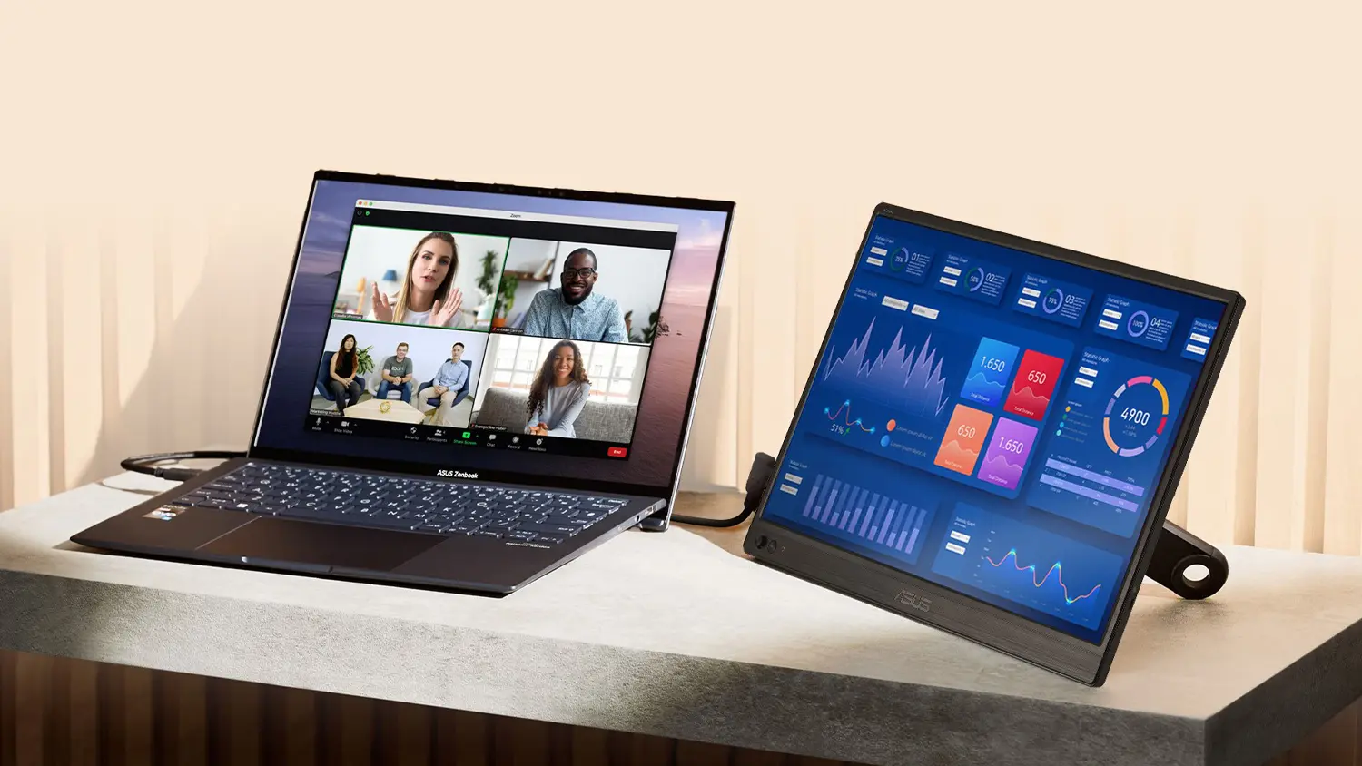 Monitor Asus ZenScreen MB169CK připojen&yacute; k notebooku