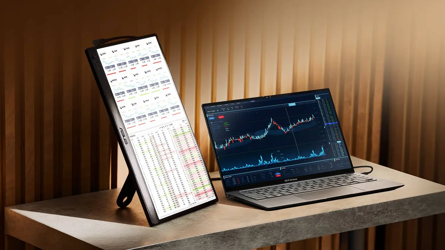Monitor Asus ZenScreen MB169CK na v&yacute;&scaron;ku připojen&yacute; k notebooku