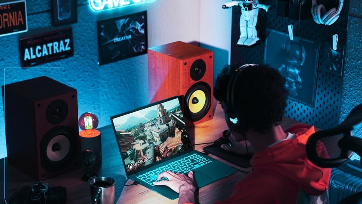 Muž hraj&iacute;c&iacute; na notebooku ASUS Vivobook Gaming V16