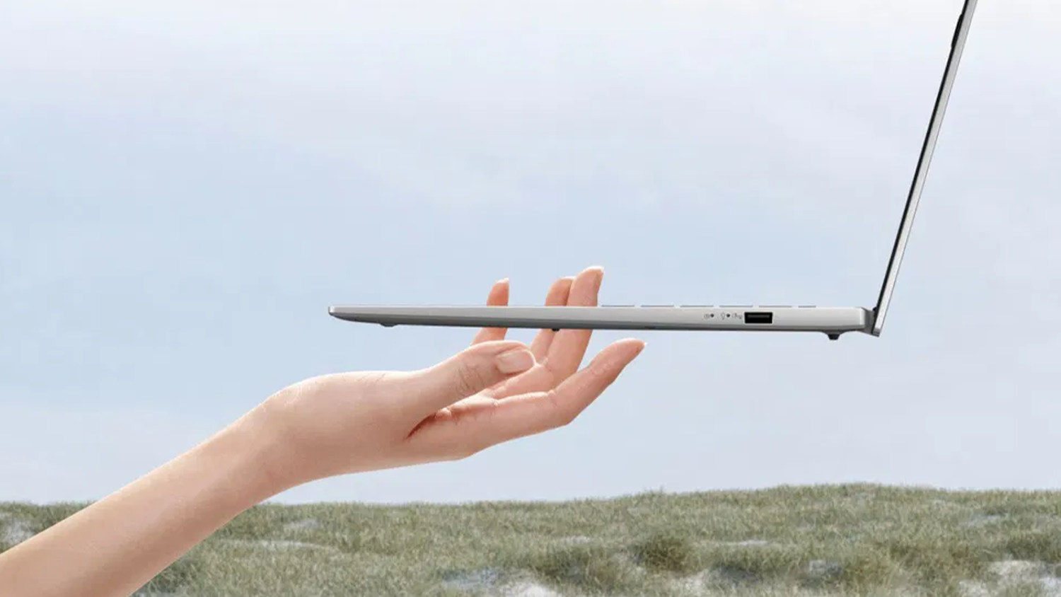Notebooky ASUS Vivobook S 16 vznášející se ženě nad rukou