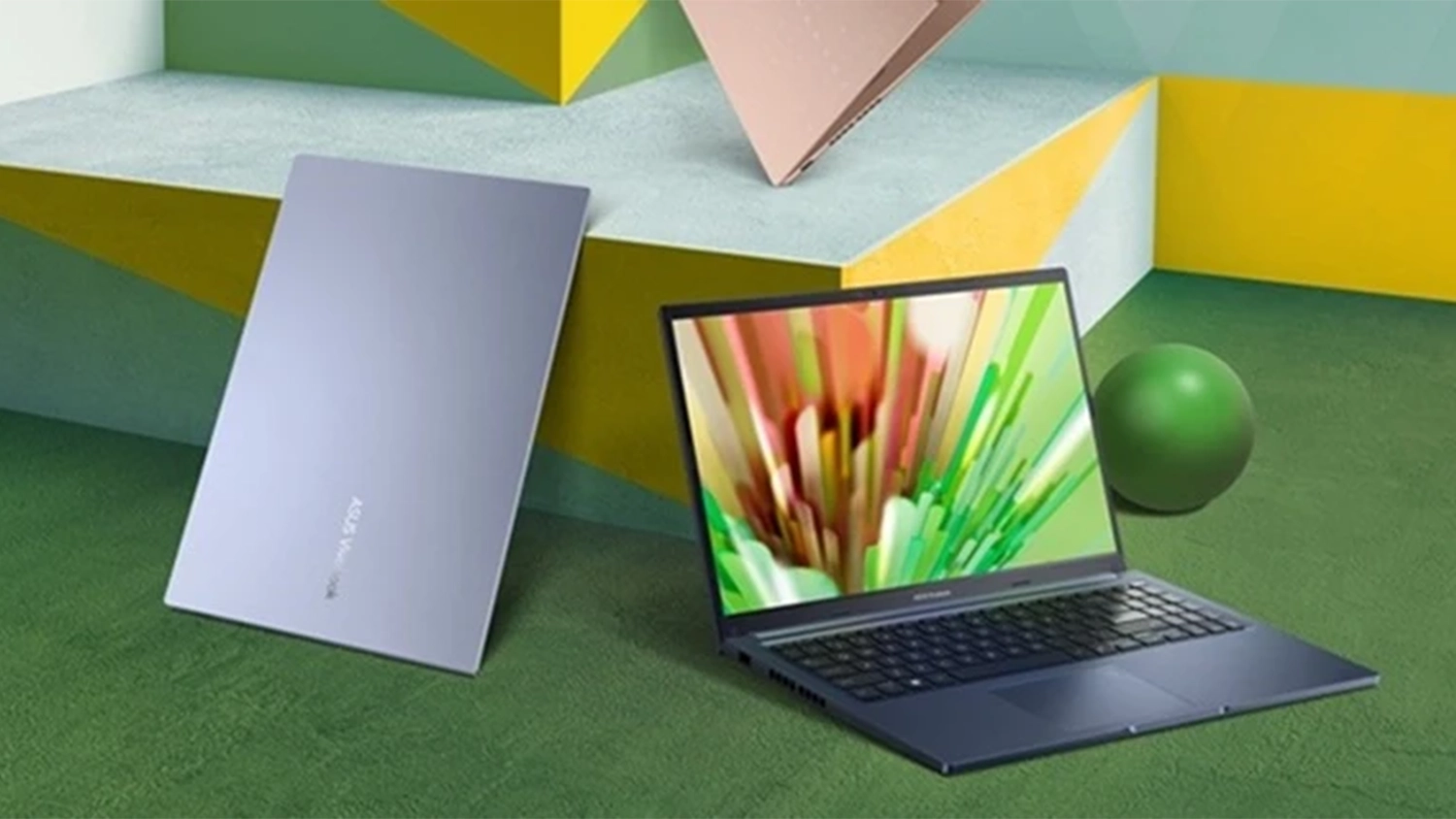 Podstavec s geometrickými tvarmi a notebookmi ASUS Vivobook 15