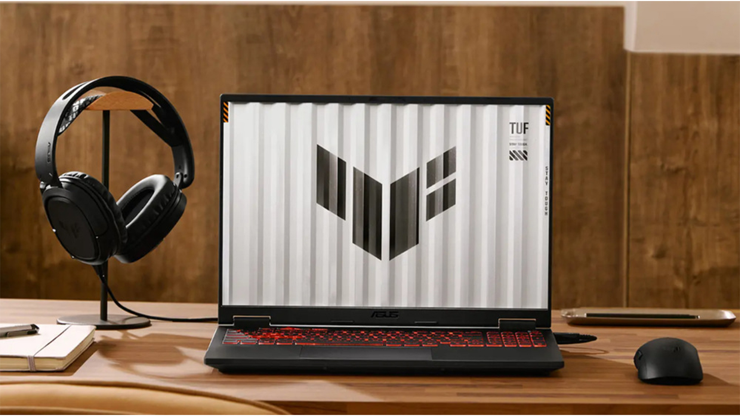 Notebooky ASUS TUF Gaming A18 na stole