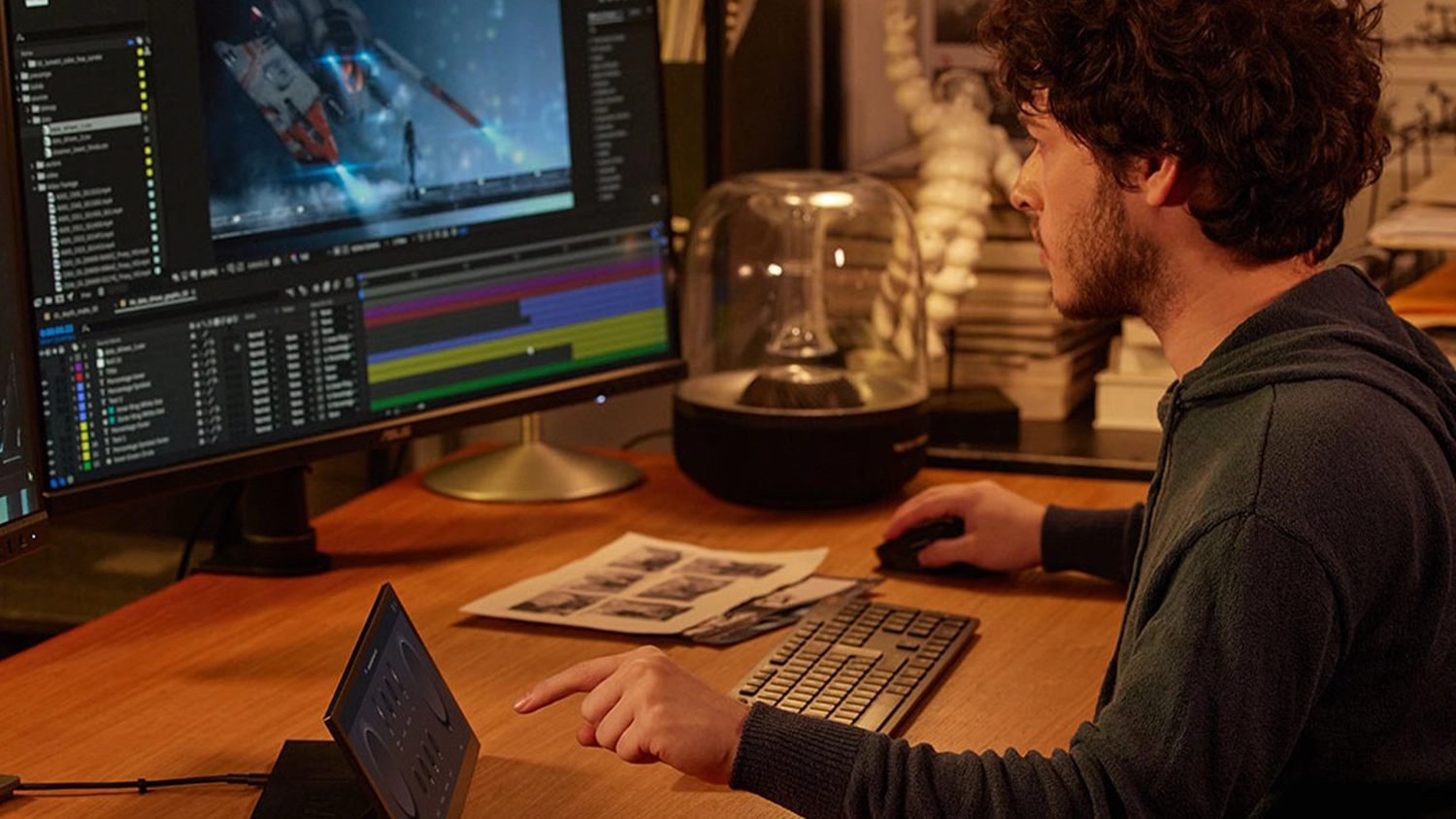Strihač pracujúci na monitore ASUS