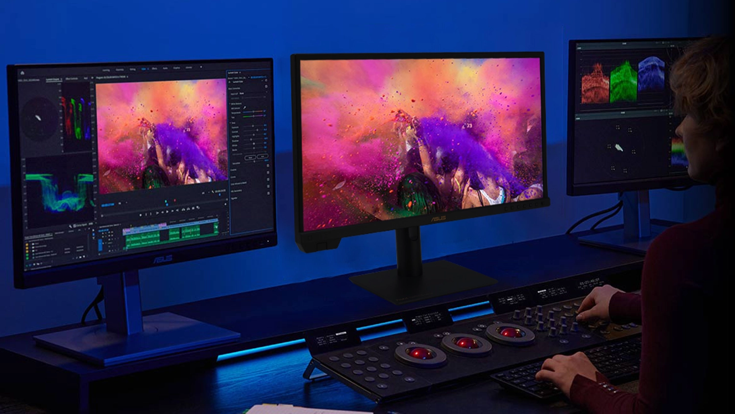 Strihač pracujúcí na monitore ASUS ProArt PA32UCXR