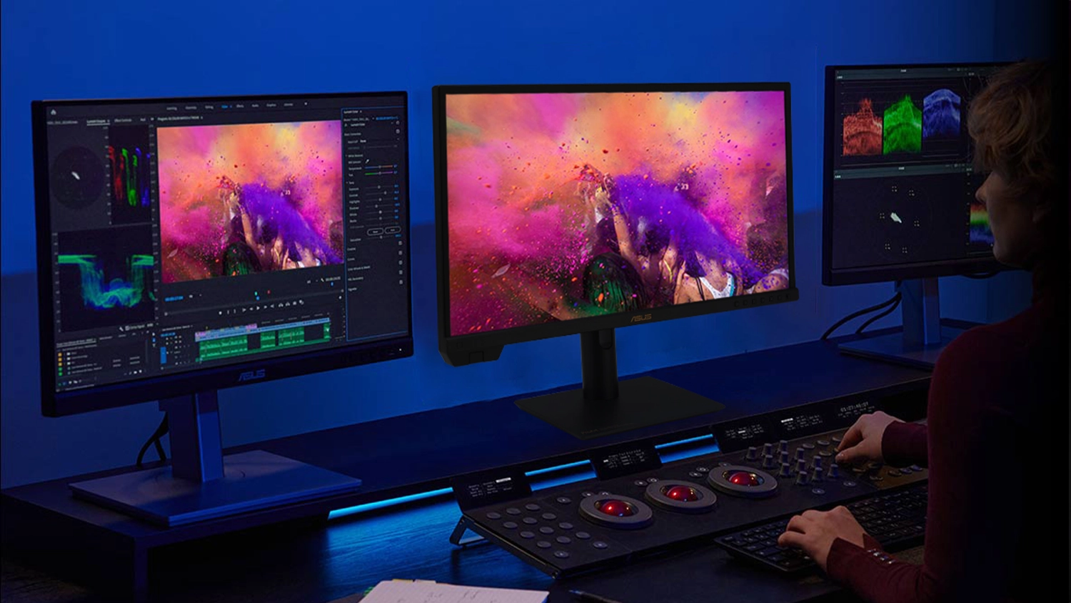 Strihač pracujúci na monitoru ASUS ProArt PA24US
