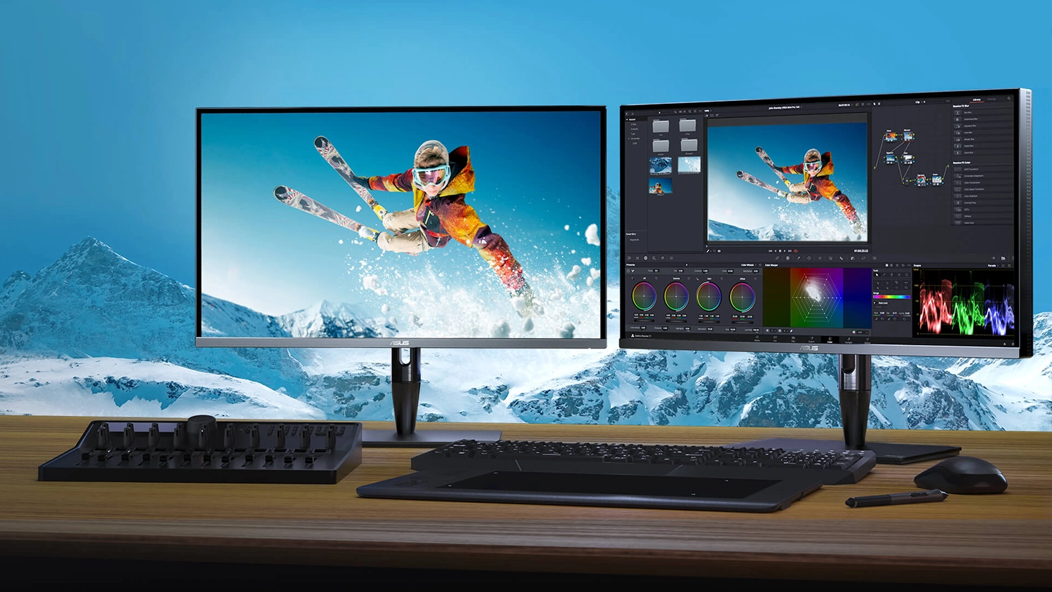 Monitory ASUS ProArt PA32UCG-K na stole