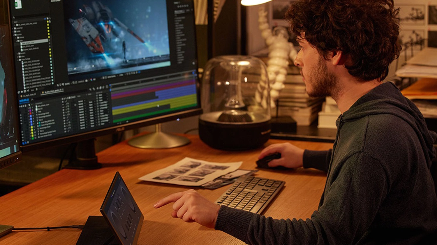 Strihač pracujúci na monitore ASUS