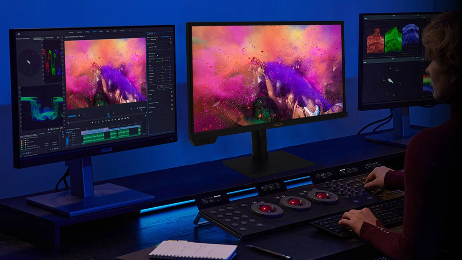 Strihač pracujúci na monitore ASUS ProArt PA32UCG-K