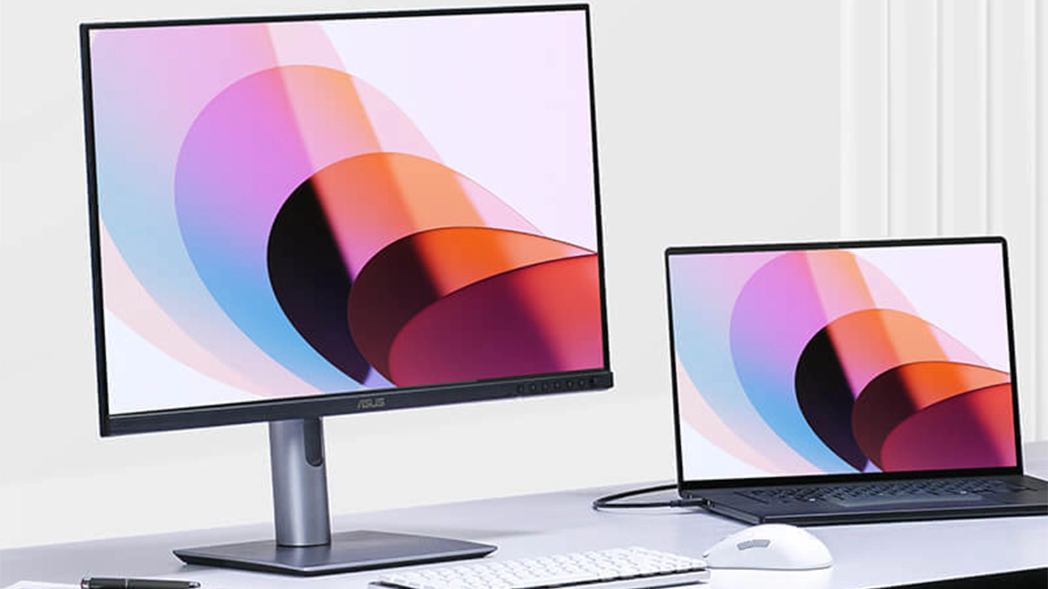 Profesionálny monitor ASUS ProArt PA279CRV pripojený k notebooku