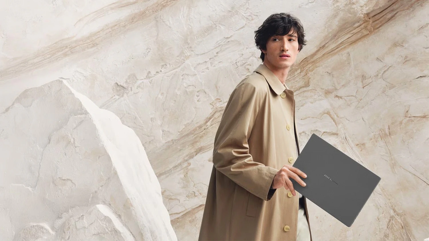 Žena v pohybe s notebookom Asus Zenbook A14