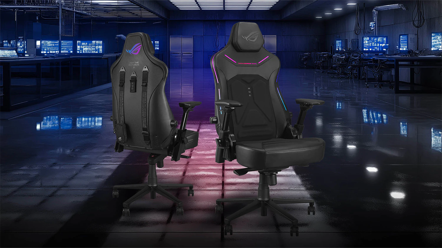 Dvě herní křesla Asus ROG v místnosti s počítači