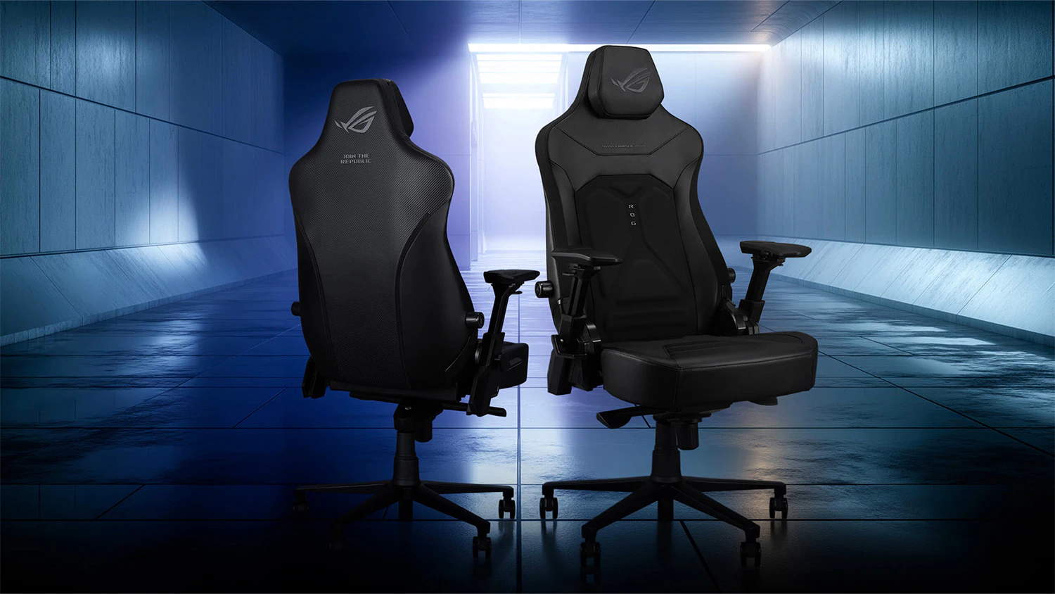 Dvě herní křesla Asus ROG v místnosti