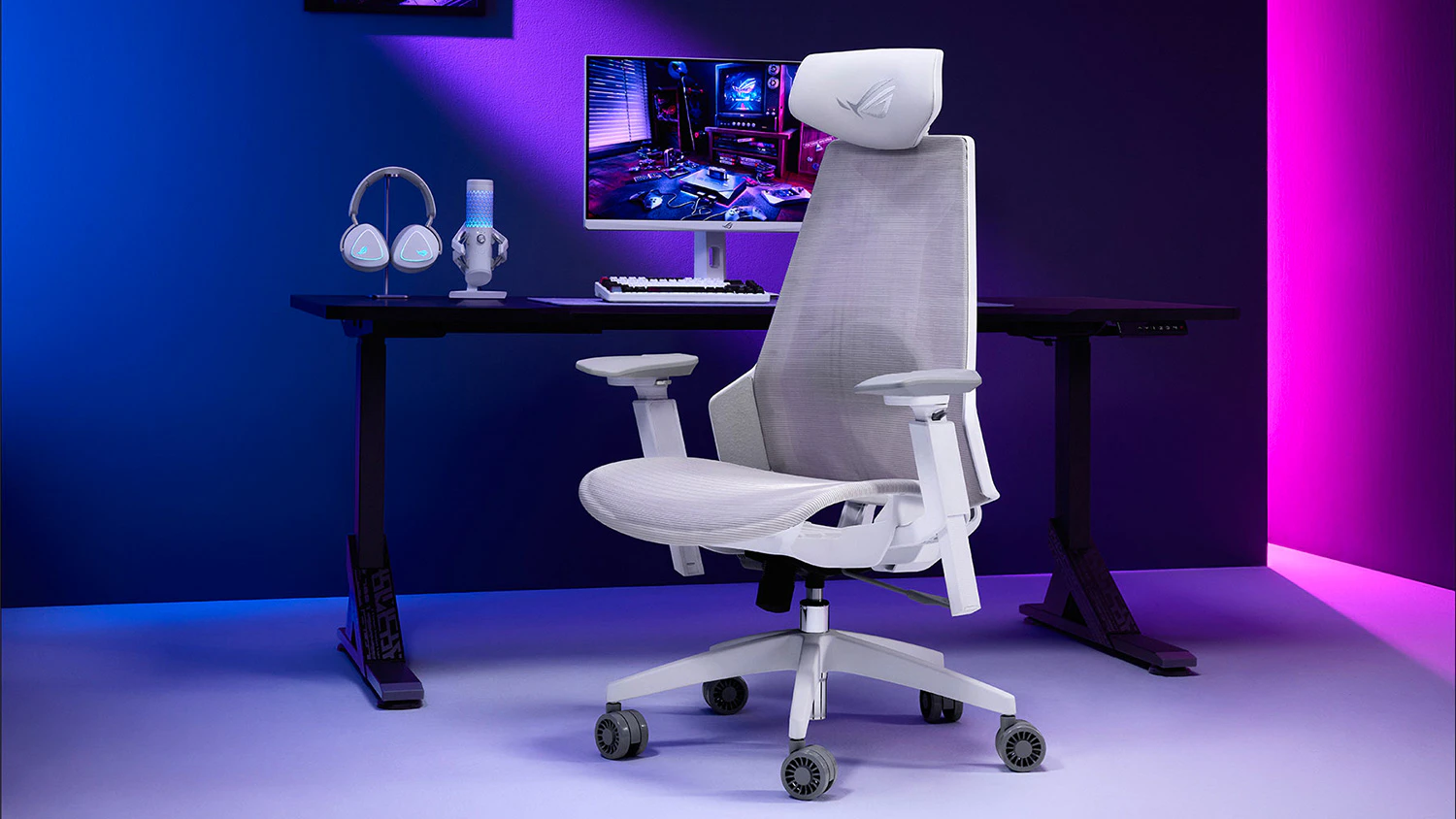Herní křeslo Asus ROG Destrier Core u stolu s počítačem