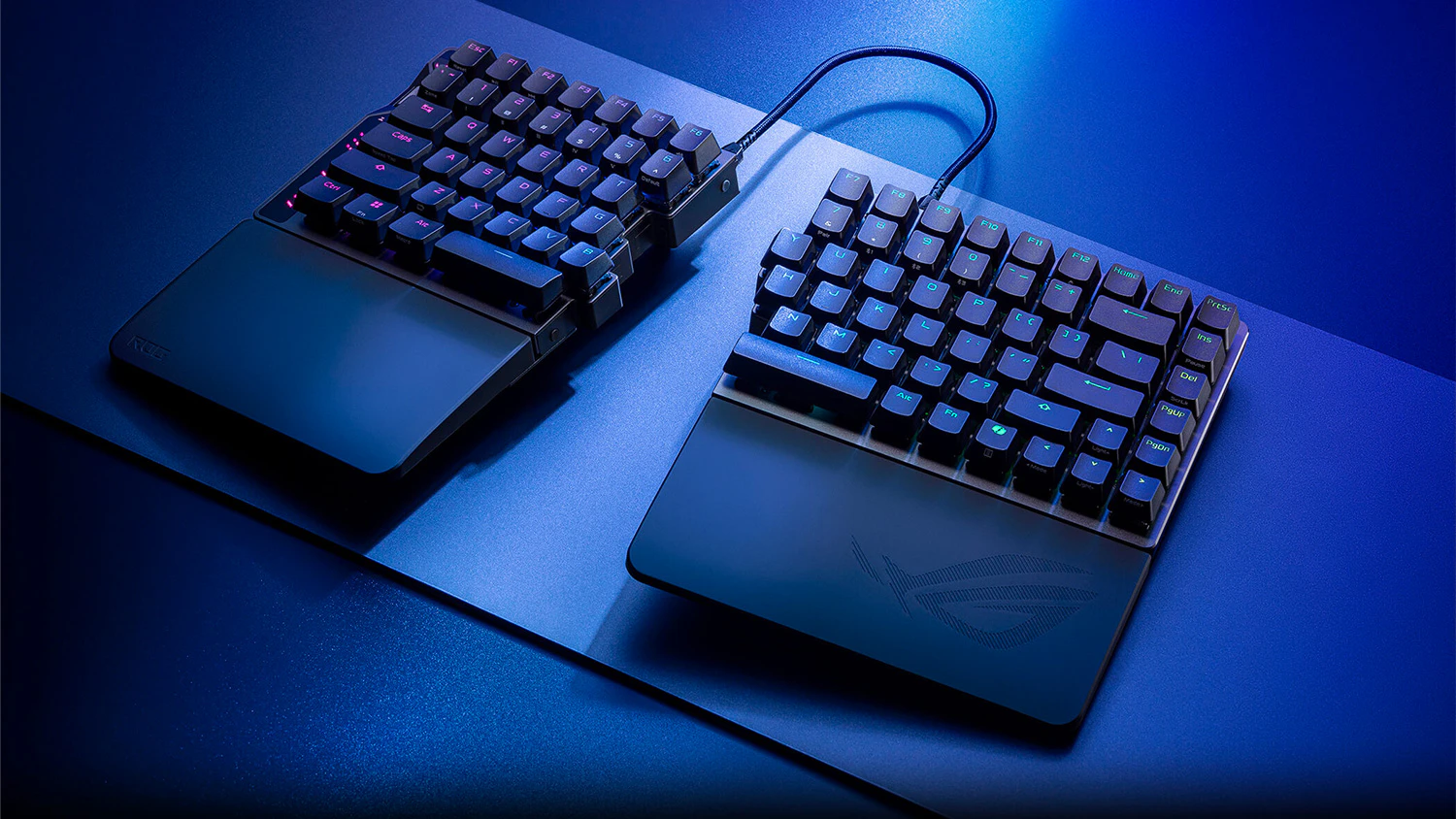 Rozdělená herní klávesnice Asus ROG Falcata na modrém podkladu