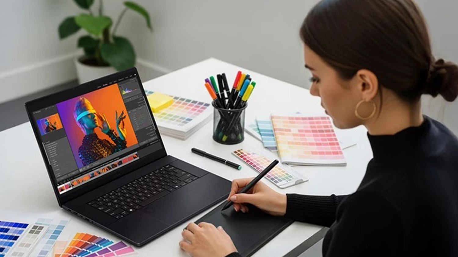 Žena tvořící s notebookem ASUS ProArt P16