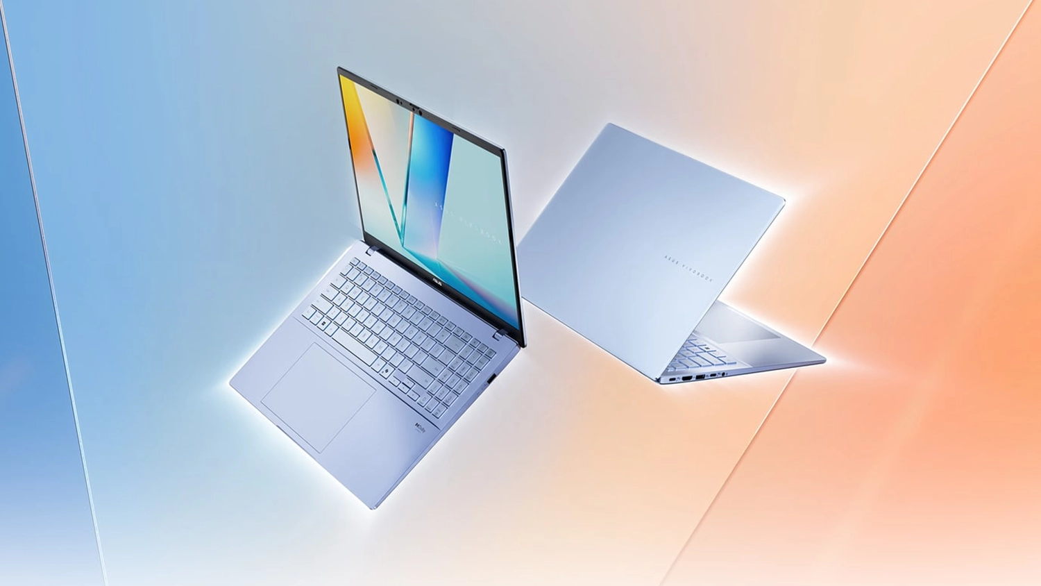 Barevné pozadí s notebooky ASUS vedle sebe