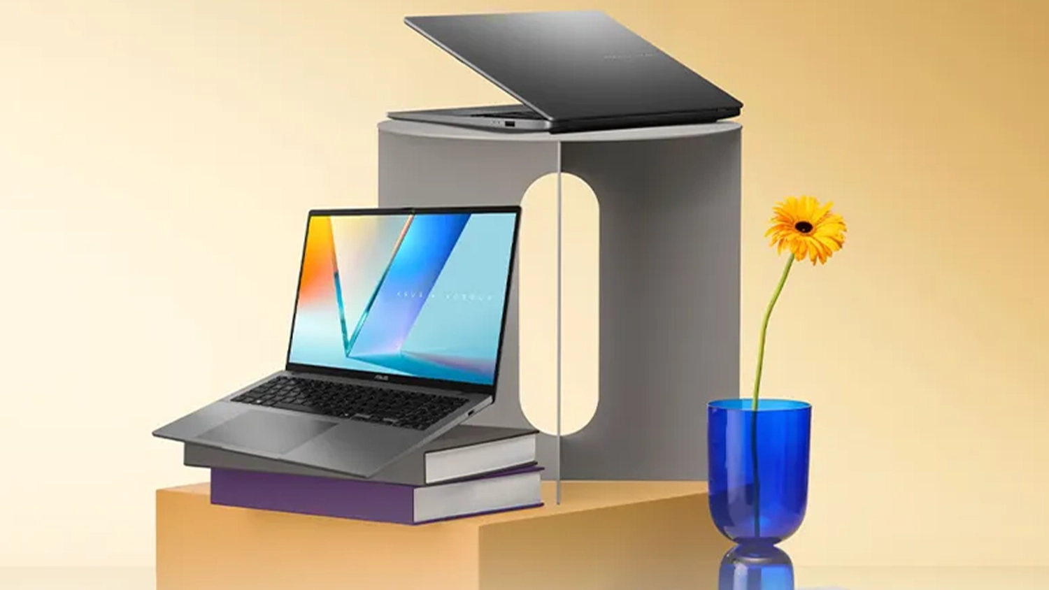 Grafický design s knihami a květinou s notebooky ASUS