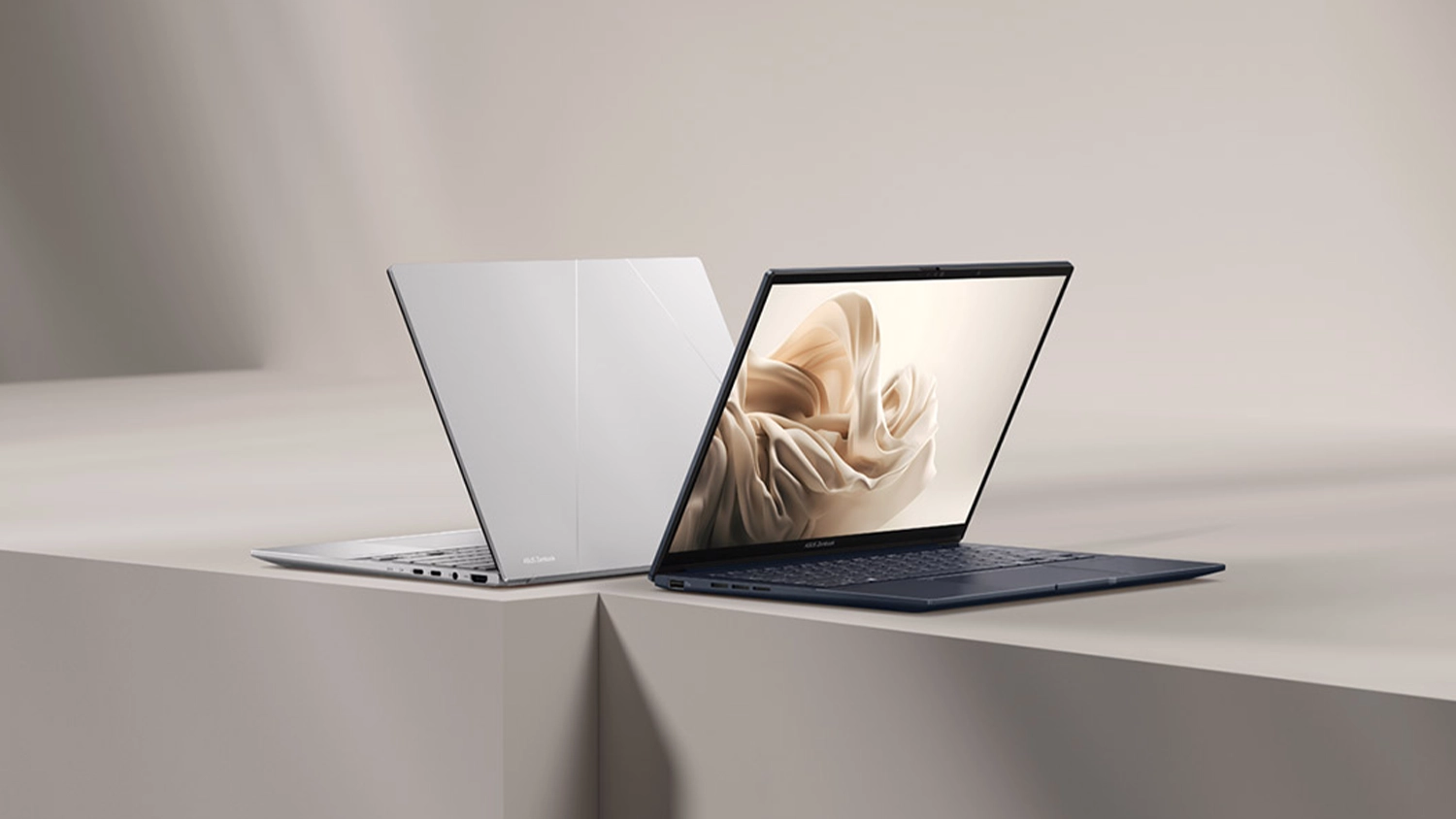 Béžové pozadie s 2 notebookmi ASUS