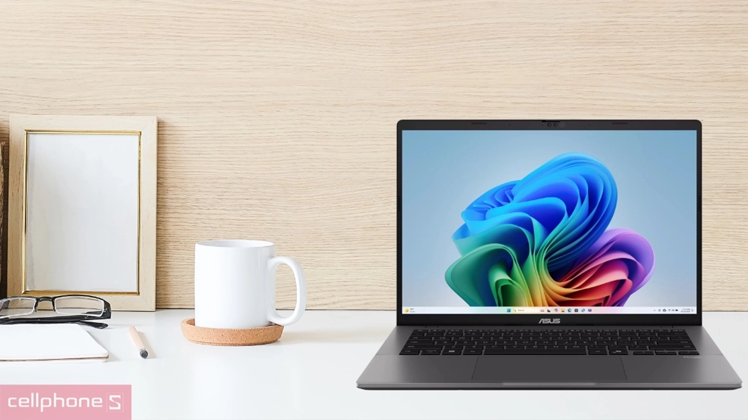 Pracovný stolček s hrnčekom a notebookom ASUS