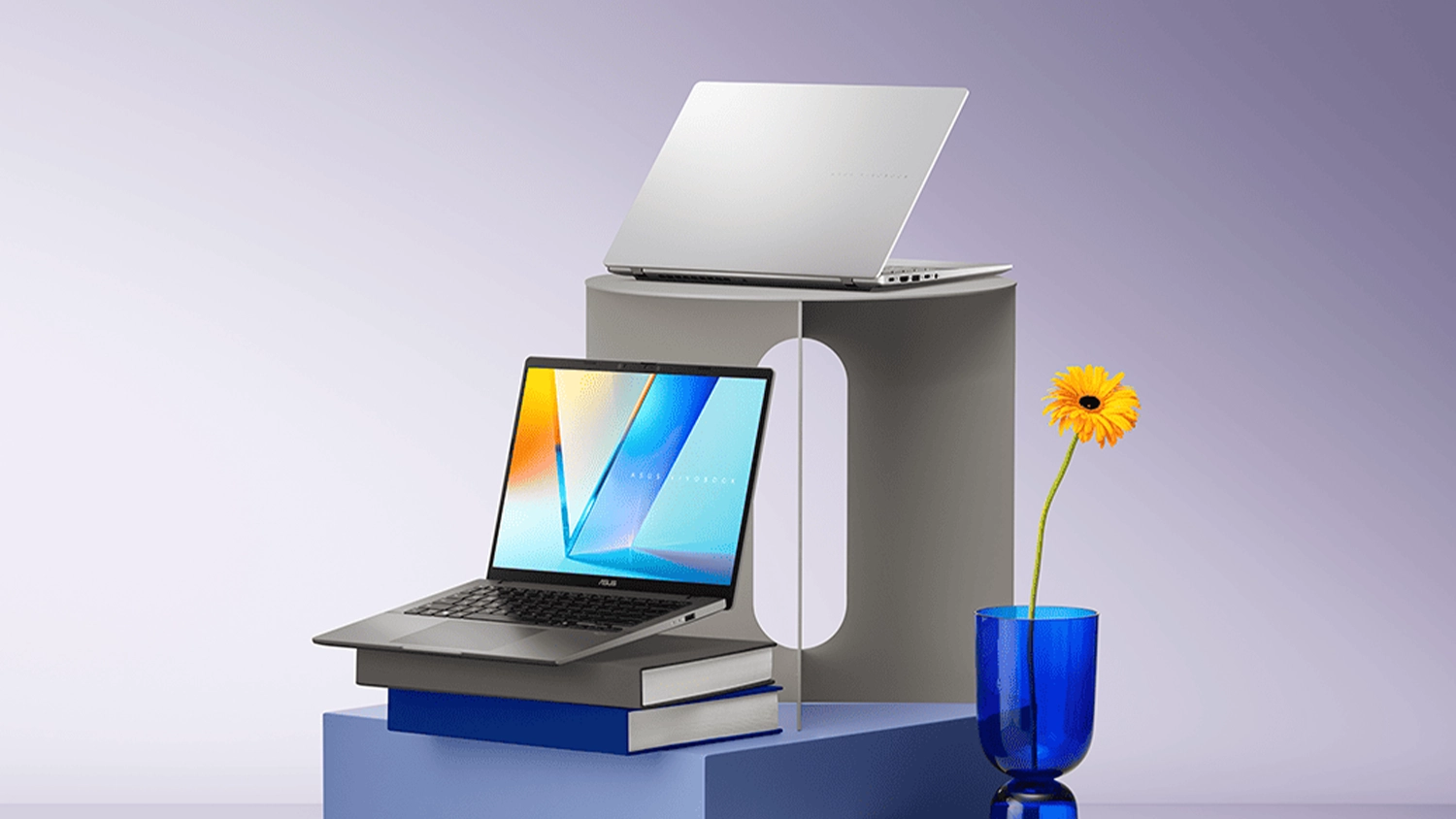Stôl s lampičkou a kvetinou za notebookom ASUS