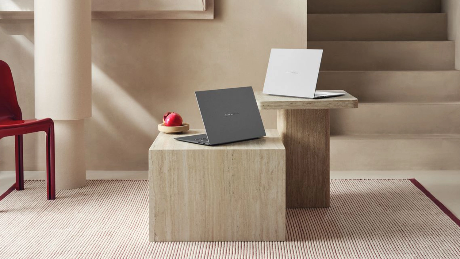 Pokoj s modern&iacute;m n&aacute;bytkem a stolky s notebooky ASUS