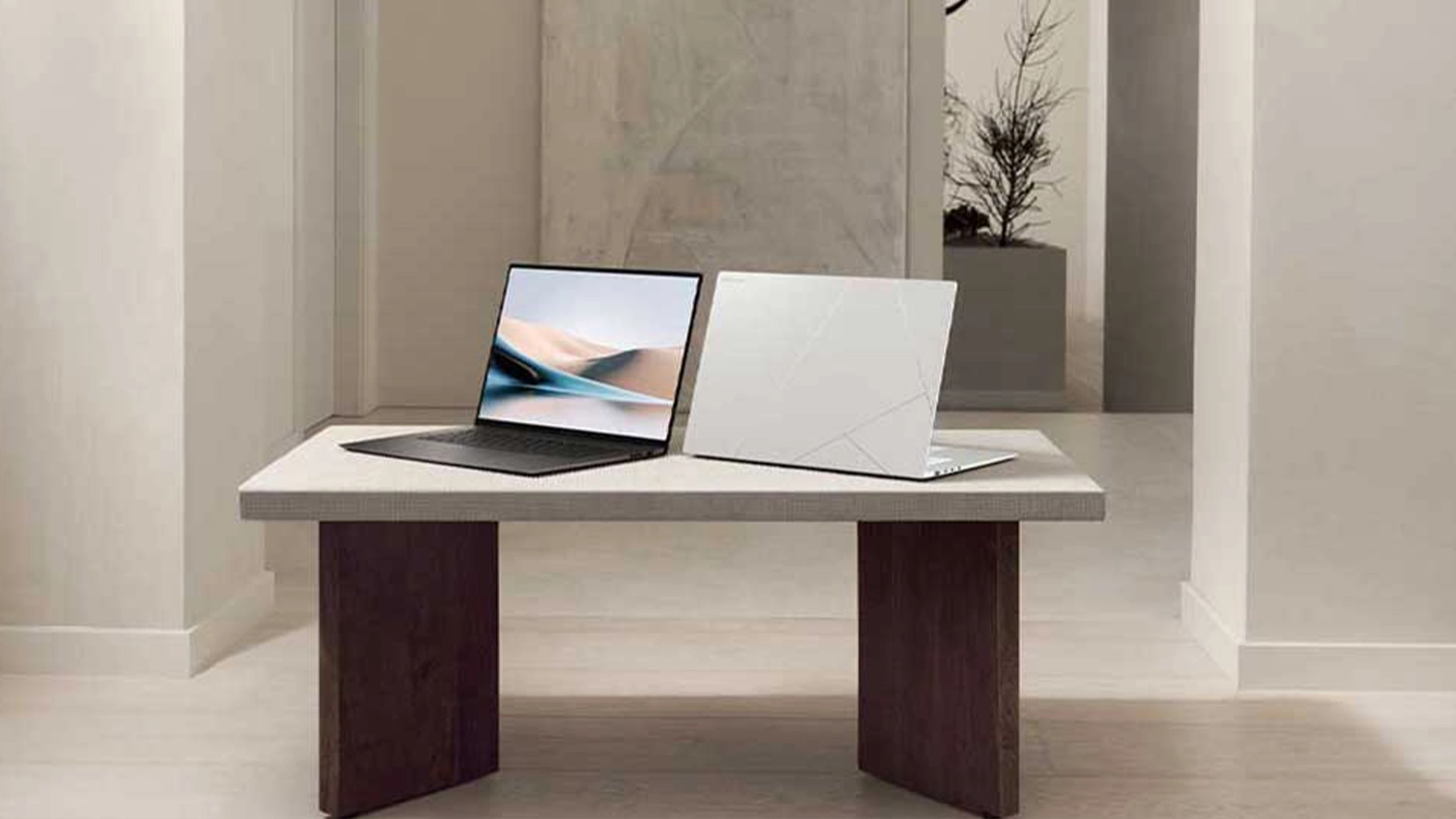 Modern&iacute; m&iacute;stnost se stolem a notebooky ASUS