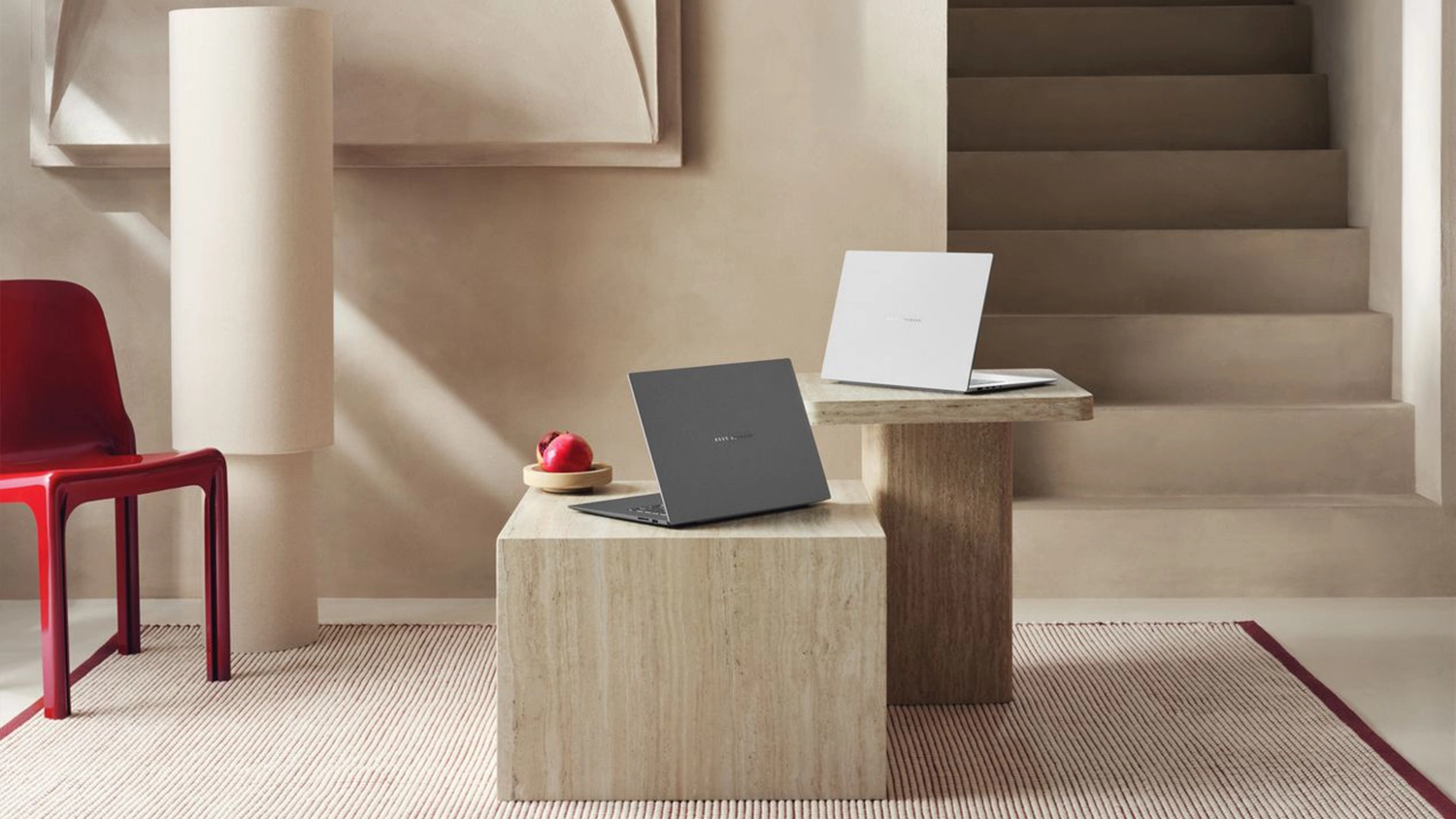 Pokoj s modern&iacute;m n&aacute;bytkem a stolky s notebooky ASUS