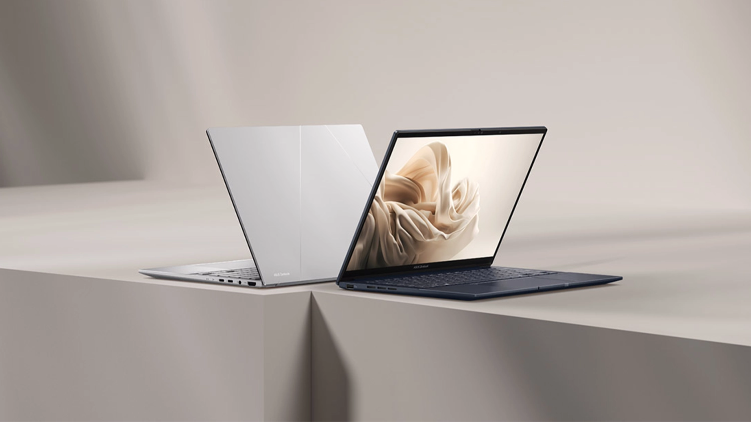 Béžové pozadí s dvěma notebooky ASUS