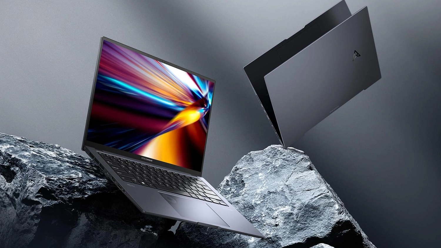 Dva ASUS notebooky na skále