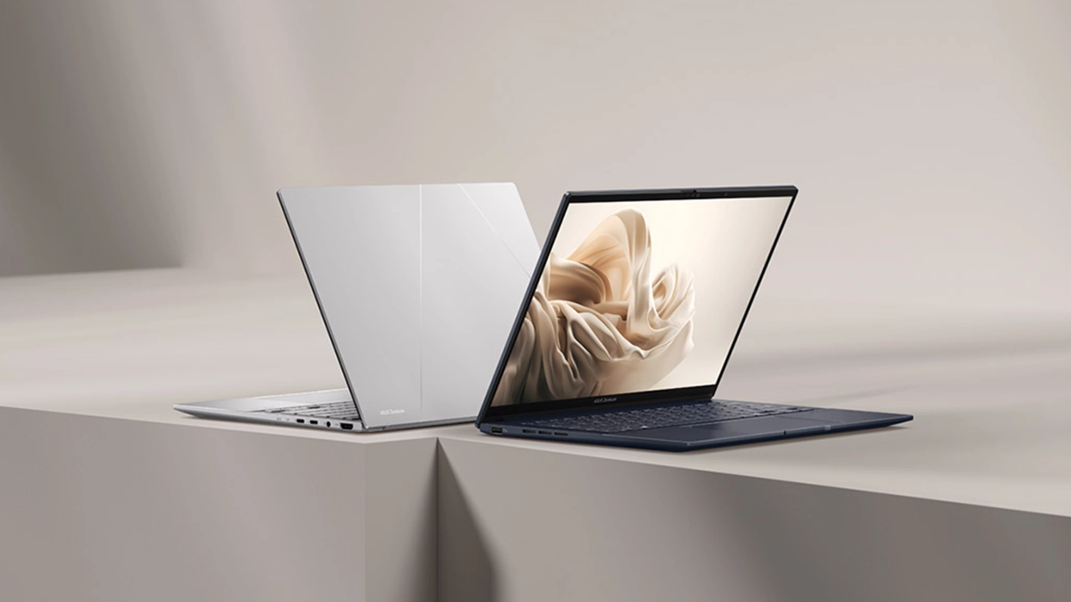Béžové pozadí s dvěma notebooky ASUS